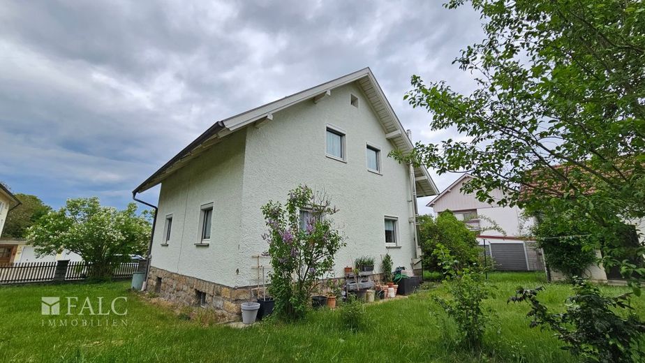 Einfamilienhaus mit viel Potenzial und großzügigem Außenbereich – Außenansicht