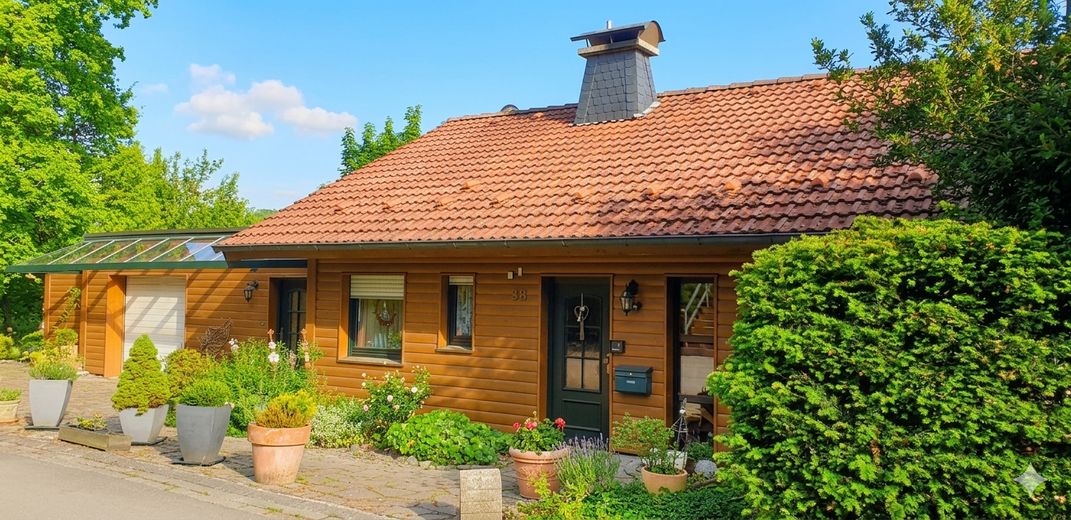 Freistehendes Einfamilienhaus in traumhafter Süd-Hanglage von Altenbeken – Provisionsfrei von Privat – Frontansicht Haus mit Eingang