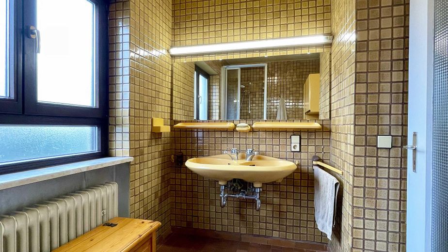 Großes, helles Reihenendhaus mit Garten in Stutensee-Blankenloch – direkt bezugsfertig – 12_ EG Bad mit Dusche