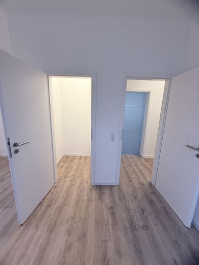Frisch sanierte 2-Raum-Wohnung mit Einbauküche, Bad mit Wanne,  & Carport-Stellplatz – Schlafzimmer mit Abstellbox
