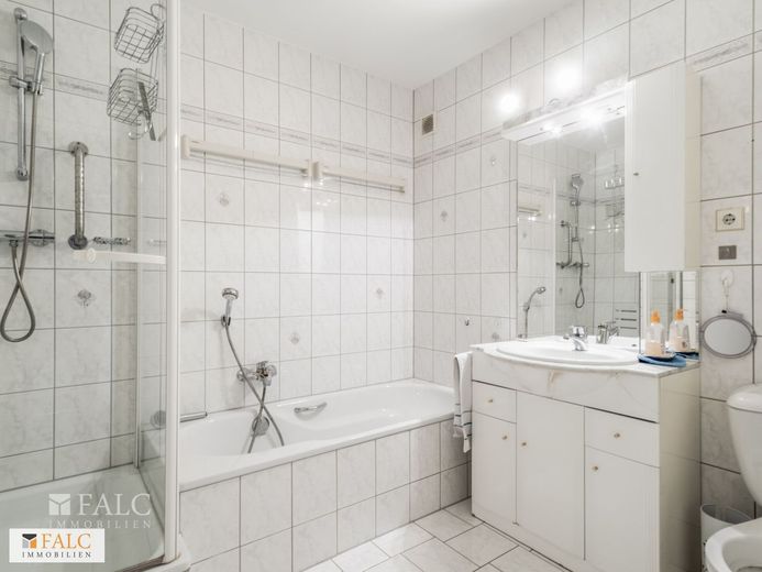 Attraktive 4-Zimmer-Wohnung mit großem Südwest-Balkon - ideal für Eigennutzer oder Kapitalanleger – Badezimmer