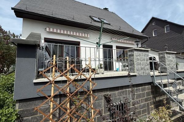 Bezugsfertiges Einfamilienhaus mit großem Blk, Garage, 2 Bädern und sonnigem Grundstück