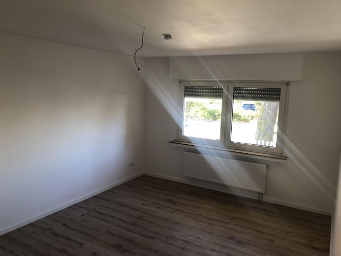 Zentral gelegene sanierte 2-Zimmer EG Wohnung Lev Schlebusch mit Terrasse – Wohnzimmer