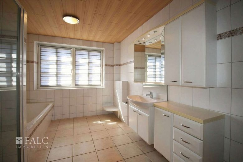 +++ Natur pur &amp; Elbnähe: Großzügige Wohnung zur Miete +++ – Badezimmer