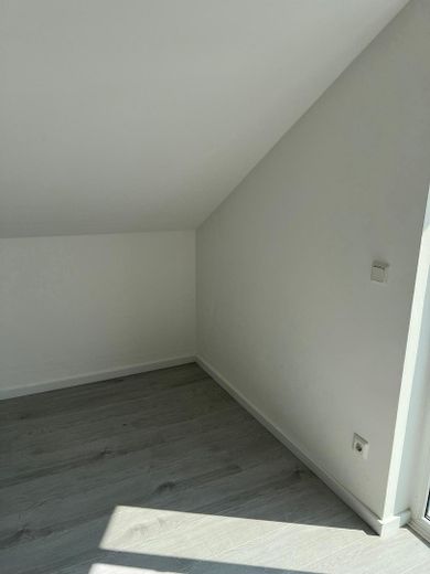 MODERNE 3-ZIMMER-DACHGESCHOSSWOHNUNG MIT BALKON, LOGGIA & EINBAUKÜCHE IN KARBEN – Photo 10