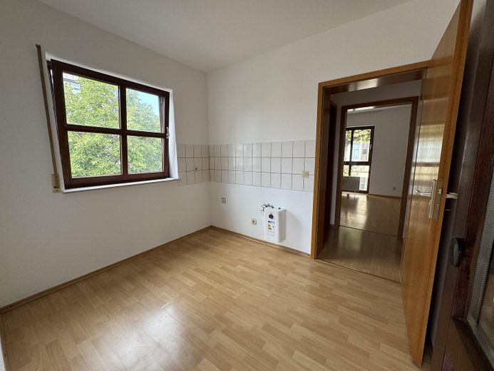 Appartement 2 pièces situé au centre – Küche Blick Schlafzimmer