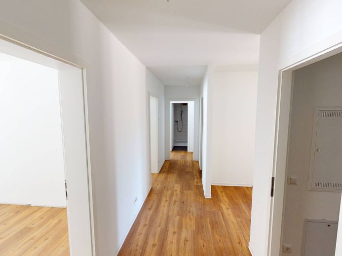 Helle 4-Zimmer-Wohnung mit EBK, 2 BÄDERN und TERRASSE im Neubauquartier FIELD 4 – Flur