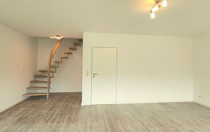 ... mit Treppe nach oben