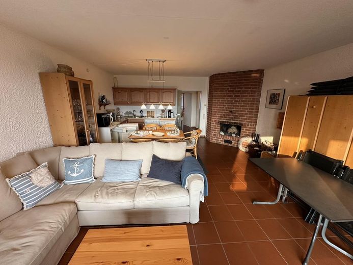 Ostsee-exklusive Ferienwohnung mit Kamin in Top-Lage ✅ ohne Provision ✅ – Wohnzimmer