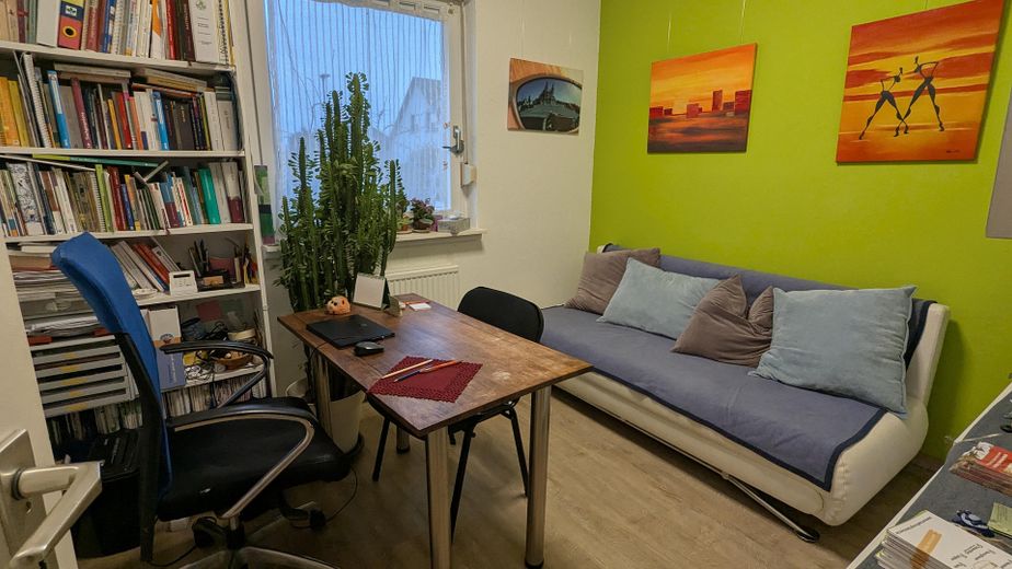 Ohne Makler: Modernisiertes 3-Familienhaus in Bordenau nahe Wald – Arbeitszimmer