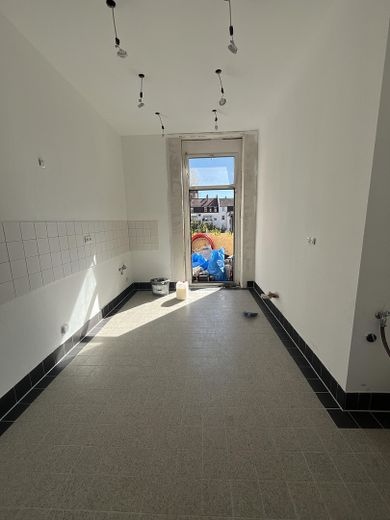 Piso de 3 habitaciones completamente renovado con 2 balcones en pleno Oststadt – Küche mit Balkon zum Innenhof