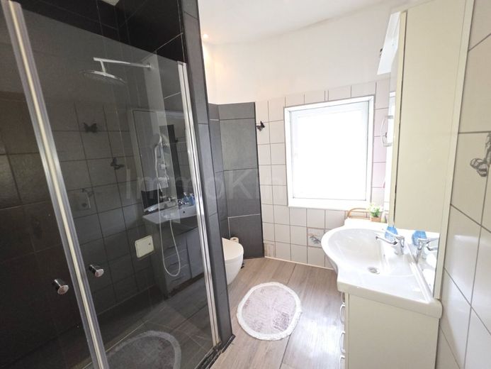 ++ SOLIDES EINFAMILIENHAUS + VIELE MODERNISIERUNGEN + ÜBERDACHTE TERRASSE IN GUTER LAGE!! ++ – BADEZIMMER OBERGESCHOSS