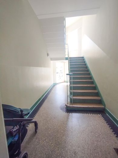 Квартира в центральному розташуванні в історичній пам’ятці з двором, схожим на парк, і лоджією, без комісії! – Hausflur
