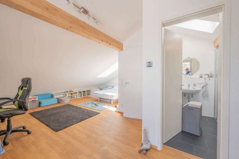 Großzügiges, effizientes Einfamilienhaus, 5 Zimmer + Hobbyraum, Terrasse mit Garten – Galerie