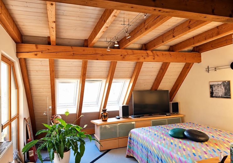 Au / Nockherberg – außergewöhnliche Maisonette mit Galerie & Westterrasse | 3 Räume im OG möglich – Sonniger Schlaf-/Wohnbereich