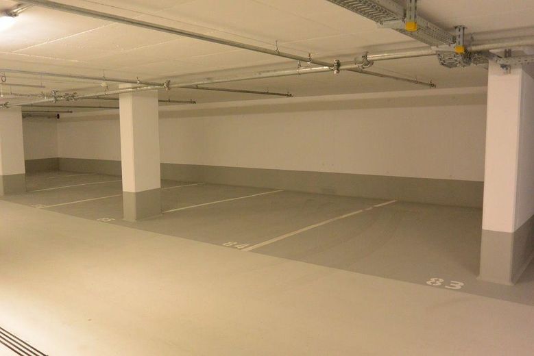 Wohnen am Rhein im Zollhafen – 2-Zimmer-Wohnung in den Schiffshäusern mit Rheinblick und Garten – Breiter Tiefgaragenstellplatz 