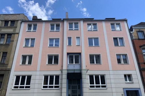 Renditestarkes, modernisiertes Wohn- & Geschäftshaus mit stabilen Mieterträgen - 5 WE - 2 GE - Aufzug