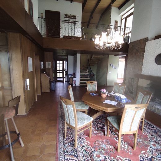 Detached residential house with open gallery and fireplace – Foto 11