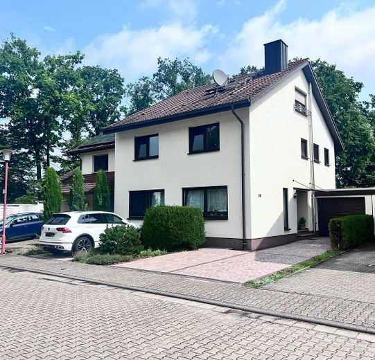 CHARMANTE DOPPELHAUSHÄLFTE IN BEGEHRTER LAGE DER HARDWALDTSIEDLUNG OFTERSHEIM – Aussen_vorne