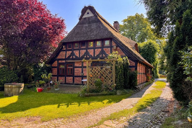 Wohnen im Denkmalschutz 6 Zimmer Reetdach Fachwerk Bauernhaus mit Gästehaus &amp; Scheune in Stuhr – Bauernhaus