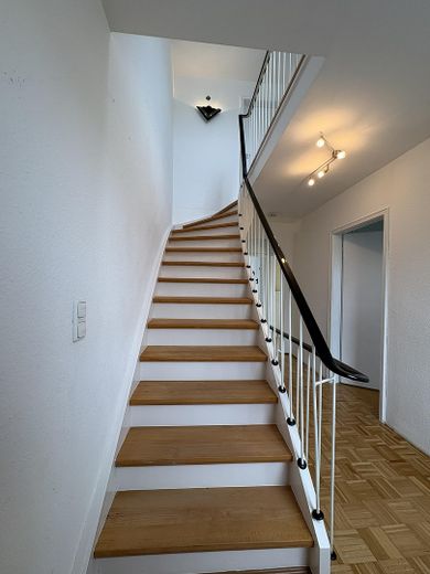 Zuhause fühlen in Reihenmittelhaus in ruhiger, familiärer Lage – Aufgang vom OG zum DG