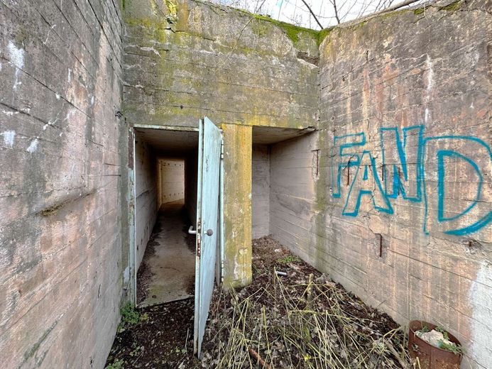 Provisionsfreier Denkmal Bunker mit Südausrichtung Erschlossen &amp; Ideal für visionäre Gewerbeprojekte – Ost Eingang