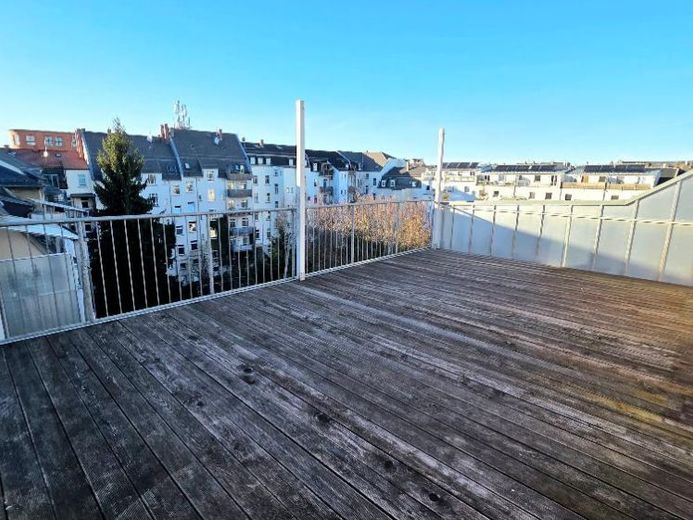30 m² Dachterrasse gefällig! Außergewöhnliche 2,5 Raum DG-Whg. mit Lift, großer Küche sowie Bad m. Wanne, Dusche und Fenster. – Foto 1
