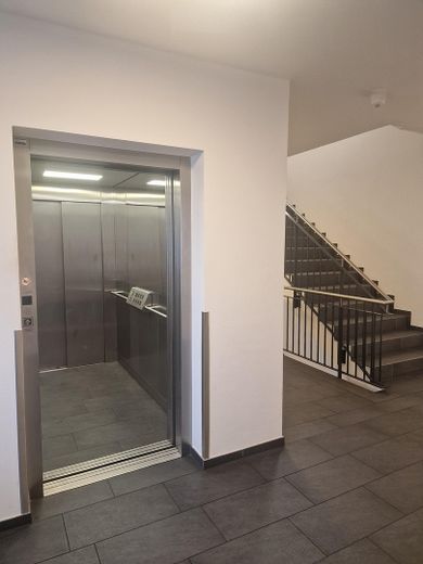 2 odalı daire - Özel teklif! - Loggia ve kapalı otopark alanı ile. – Aufzug und Treppenhaus