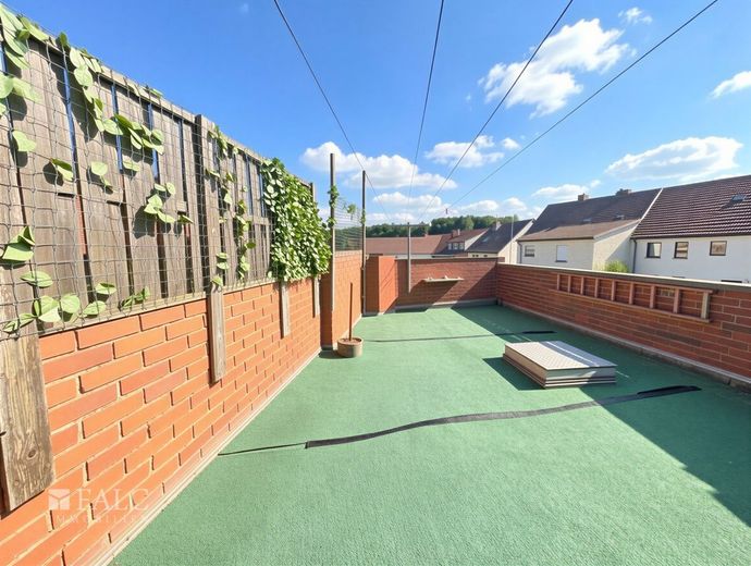 Handwerkerobjekt mit Dachterrasse und ehemaliger Werkstatt – Dachterrasse - (KI generiert)