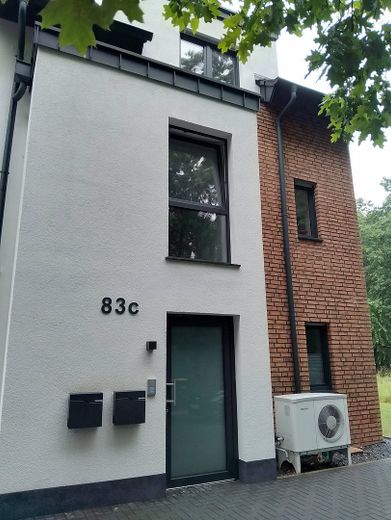 SHS (zentrumsnah): ETW (Bj. 2023) im EG | 2,5 ZKB ca. 70 m² | Keller+Garten, optional Stellplatz – Hauseingang, Nordseite