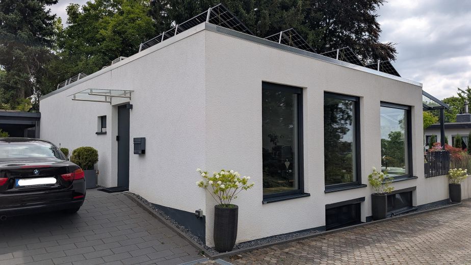 Komisyonsuz: 2023 yeni yapı, A, 178 m² yaşam/kullanım alanı, 1–2 birim, BGL, uzak manzara, şehir merkezine yakın, fotovoltaik sistem ve klima – 2 Stellplätze – Wallbox-ready