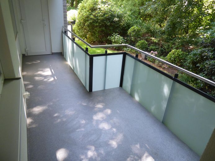 Well-laid-out apartment with a view of the greenery, top energy efficiency, top condition – Balkon vom Wohnzimmer aus