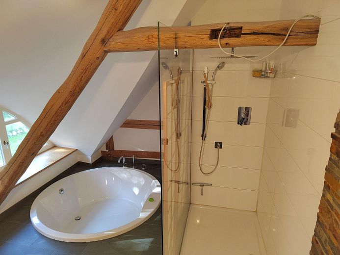 Kernsaniertes Bauerhaus unter Reet auf naturnahem Grundstück in Feldrandlage – Walk-In Dusche und Wanne OG
