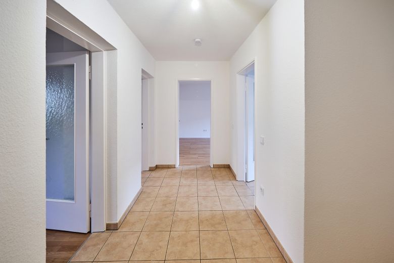Helle 3 Zimmer am Waldstreifen — Balkon, TG-Stellplatz – Diele erschließt alle Räume