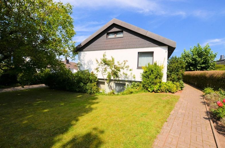1-Familienwohnhaus mit Einliegerwohnung und Doppelgarage in ruhiger bevorzugter Wohnlage – 1-Familienwohnhaus mit Doppelgarage in Holzminden