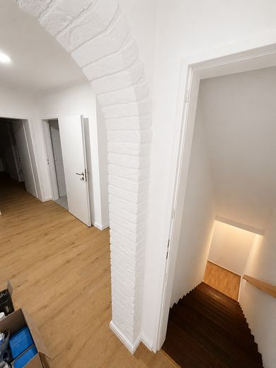 Kernsanierte 4–5-Zimmer-Wohnung | Einbauküche | Kamin | Garage | Terrasse – Flur