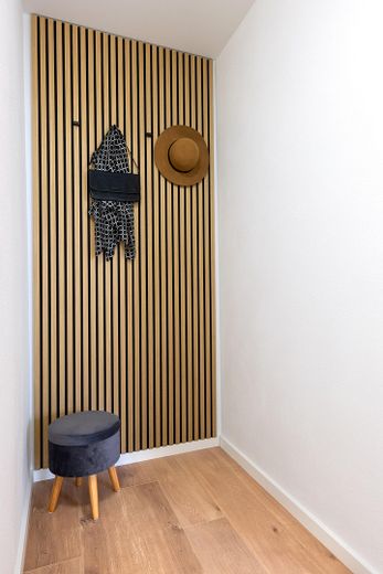 Apartamento de 3 habitaciones recién renovado con garaje subterráneo * libre para ocupar y sin comisión * – Garderobenbereich 