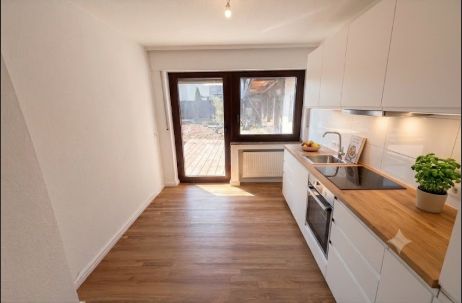 Großzügige 2-Zimmer-Erdgeschosswohnung mit eigener Terrasse, Garten & Garage in Duisburg-Baerl – Küche (Staged)