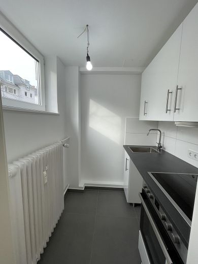 Odnowione mieszkanie 1-pokojowe z kuchnią, łazienką i balkonem – najlepsza lokalizacja w sercu frankfurckiej dzielnicy Westend – Zdjęcie 9