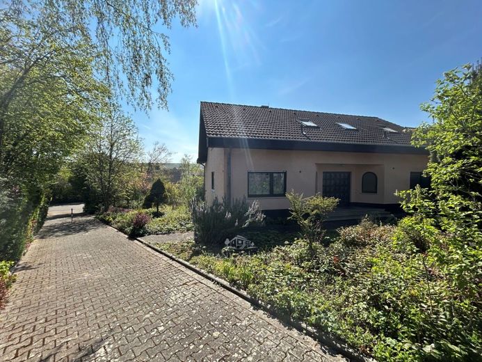 FRANK SCHÄFER IMMOBILIEN - EFH in Saulheimer Toplage: ca. 200m² Wfl. &amp; außergewöhnliches Grundstück – Hauseingangsseite