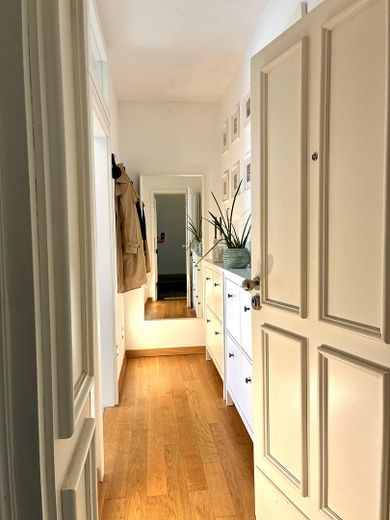 Provisionsfrei - wunderschöne, vermietete Altbauwohnung m. 3 Zimmern, heller Wohnküche, Balkon – Flur