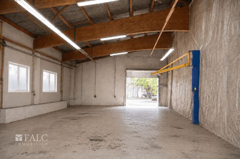 Vielseitig nutzbare Gewerbehalle mit Büro und großzügigem Grundstück in Emmingen-Liptingen – Hallenbereich