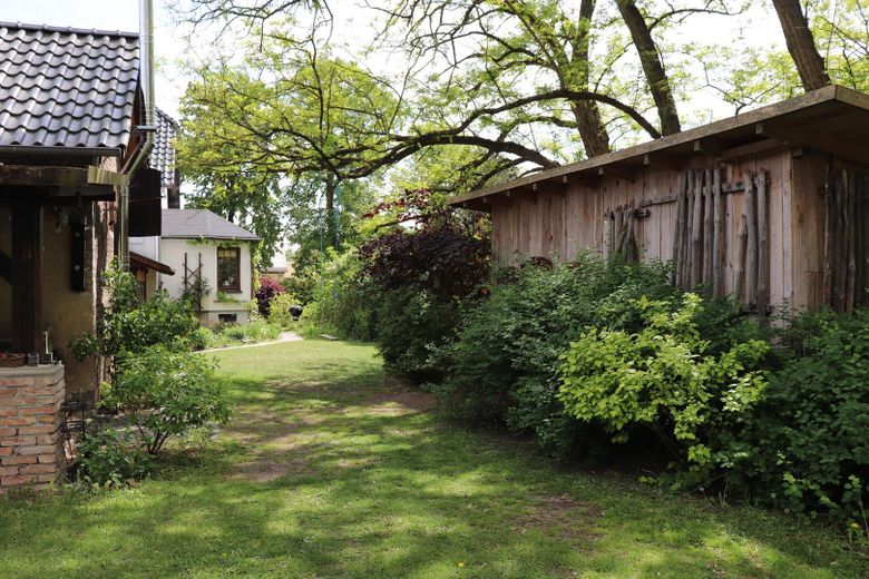 Charming country house with living basement, large garden, workshop, two verandas, hobby stable – Weg zum Haus