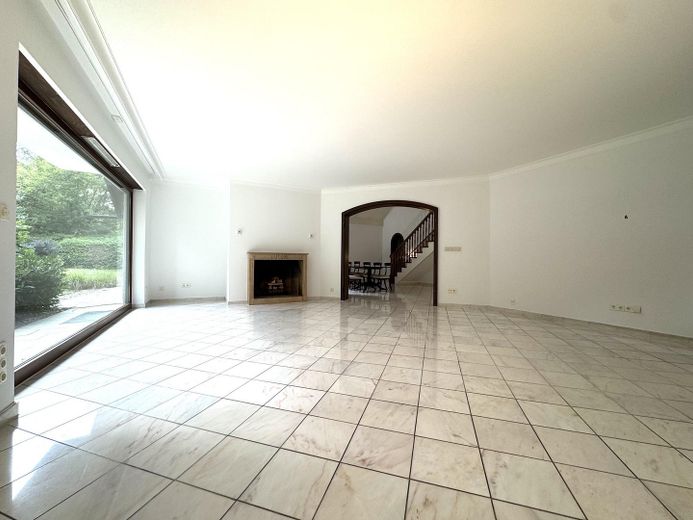 Geniş arsada kırma çatılı villa – Wohnzimmer/Kamin