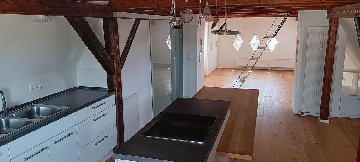 Old building gem - studio with castle view – Kochinsel/Esszimmer Blick Bad
