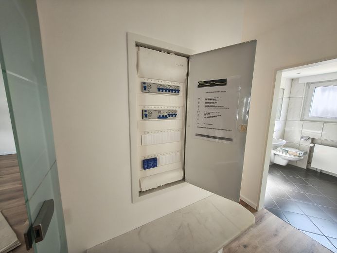 Smart e ristrutturato: trilocale vicino al centro con balcone esposto a sud e posto auto in garage – Neuer Elektrounterverteiler