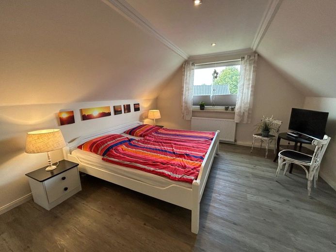 Exquisites, saniertes Bauernhaus mit Einliegerwohnung und Doppelcarport - Eine besondere Immobilie – Schlafzimmer Einliegerwohunng