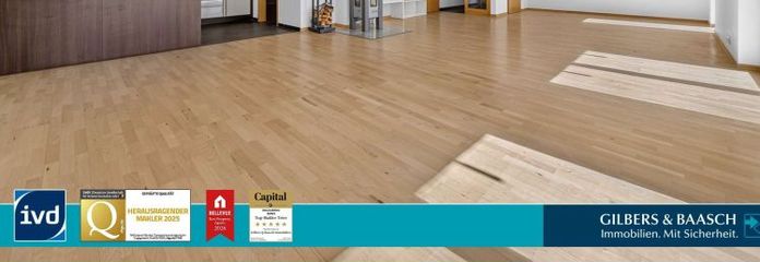 Vivir con carácter de casa: Amplio apartamento de 4 habitaciones de aprox. 148 m² con jardín propio