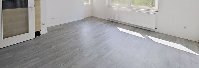 **FRISCH RENOVIERT** Helle 3-Zimmer-Wohnung mit BALKON und modernem Wannenbad – Ansicht I: Wohn- und Esszimmer