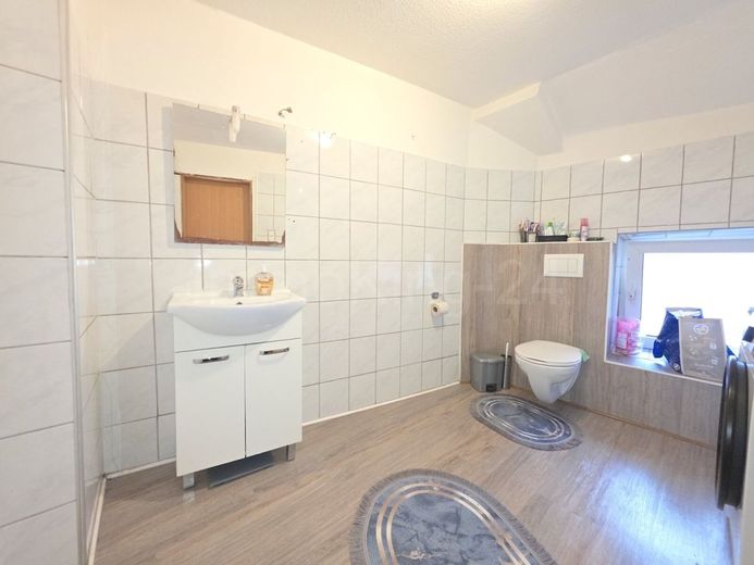 ++ SOLIDES EINFAMILIENHAUS + VIELE MODERNISIERUNGEN + ÜBERDACHTE TERRASSE IN GUTER LAGE!! ++ – BADEZIMMER 2. OBERGESCHOSS